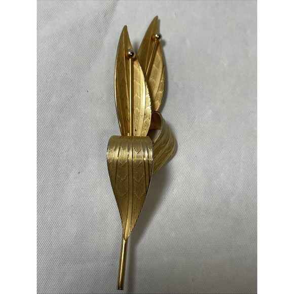 The Unbranded Brand Jewelry - Vintage 1960's 4" Textured & Polished Gold Tone Metal Elegant Leaf Brooch Pin